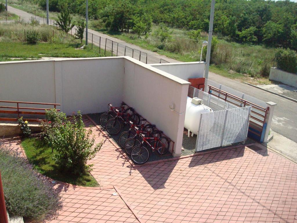 Pension Oasis Костинешти Экстерьер фото