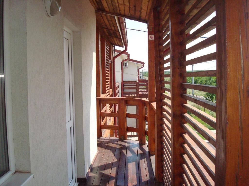 Pension Oasis Костинешти Экстерьер фото