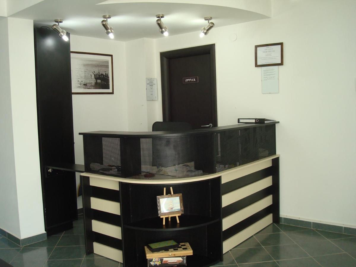 Pension Oasis Костинешти Экстерьер фото