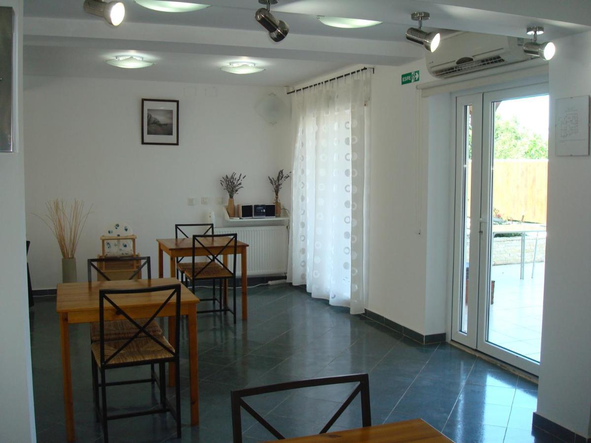 Pension Oasis Костинешти Экстерьер фото